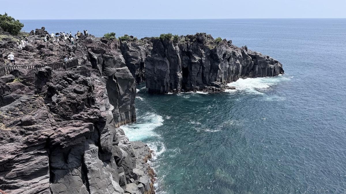 城之崎海岸的黑色熔岩斷崖