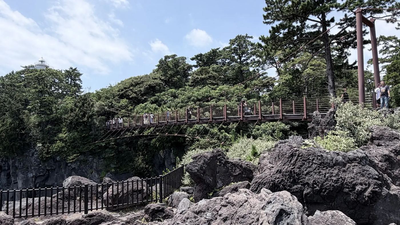 門脇吊橋,左上角是門脇埼燈塔