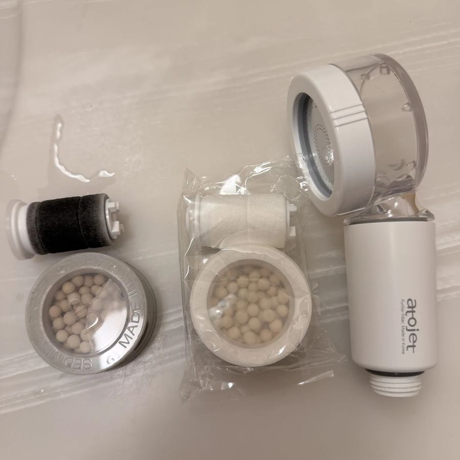 自備的過濾蓮蓬頭:左邊是用過的濾芯,中間是新的