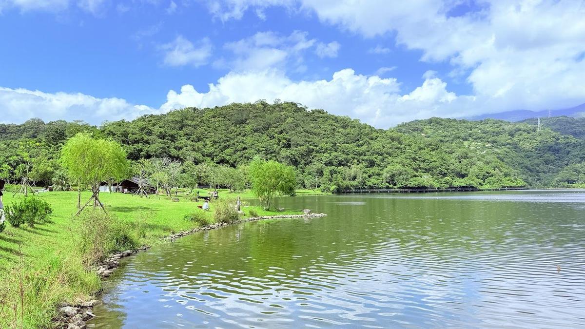 藍天下的龍潭湖,湖邊步道很平