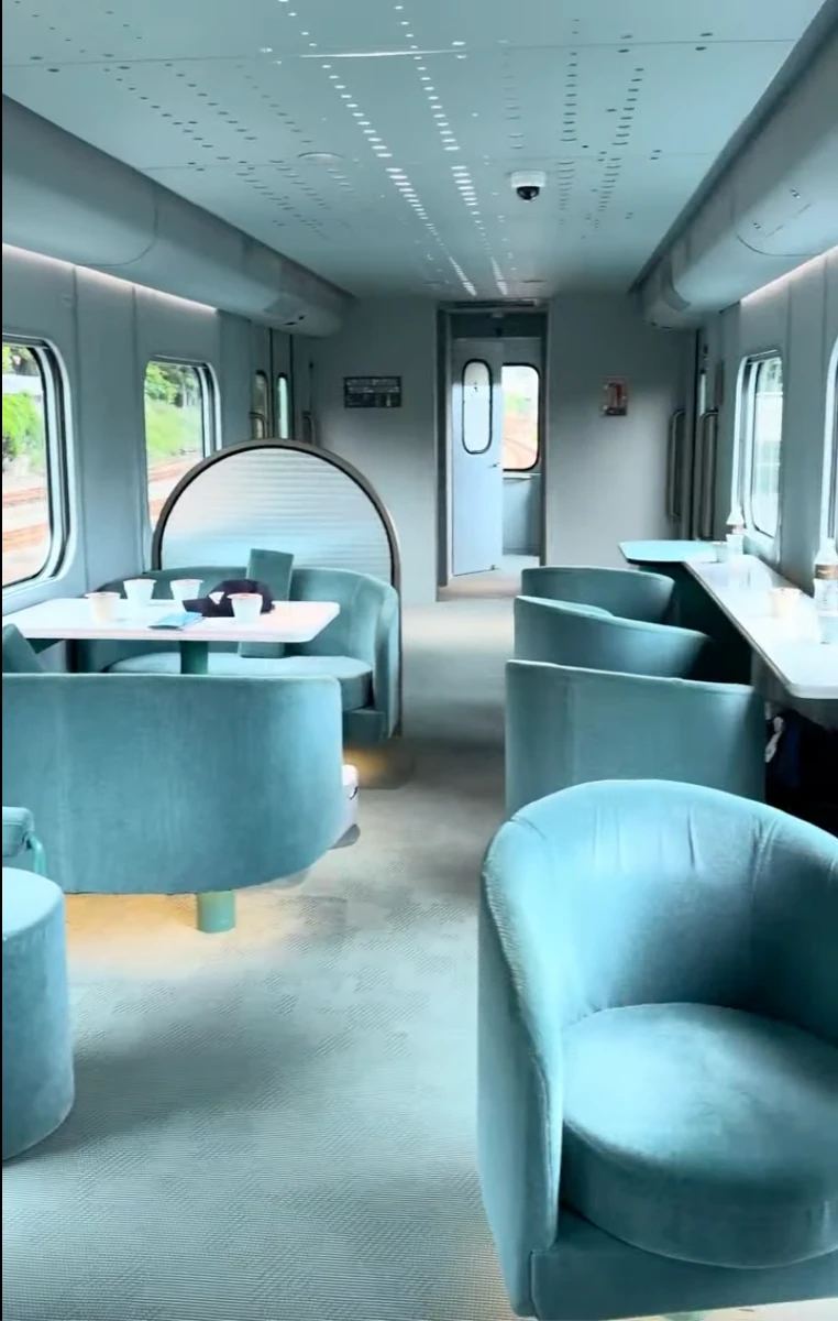 薄荷綠的車廂:面窗的單人沙發座和四人沙發座